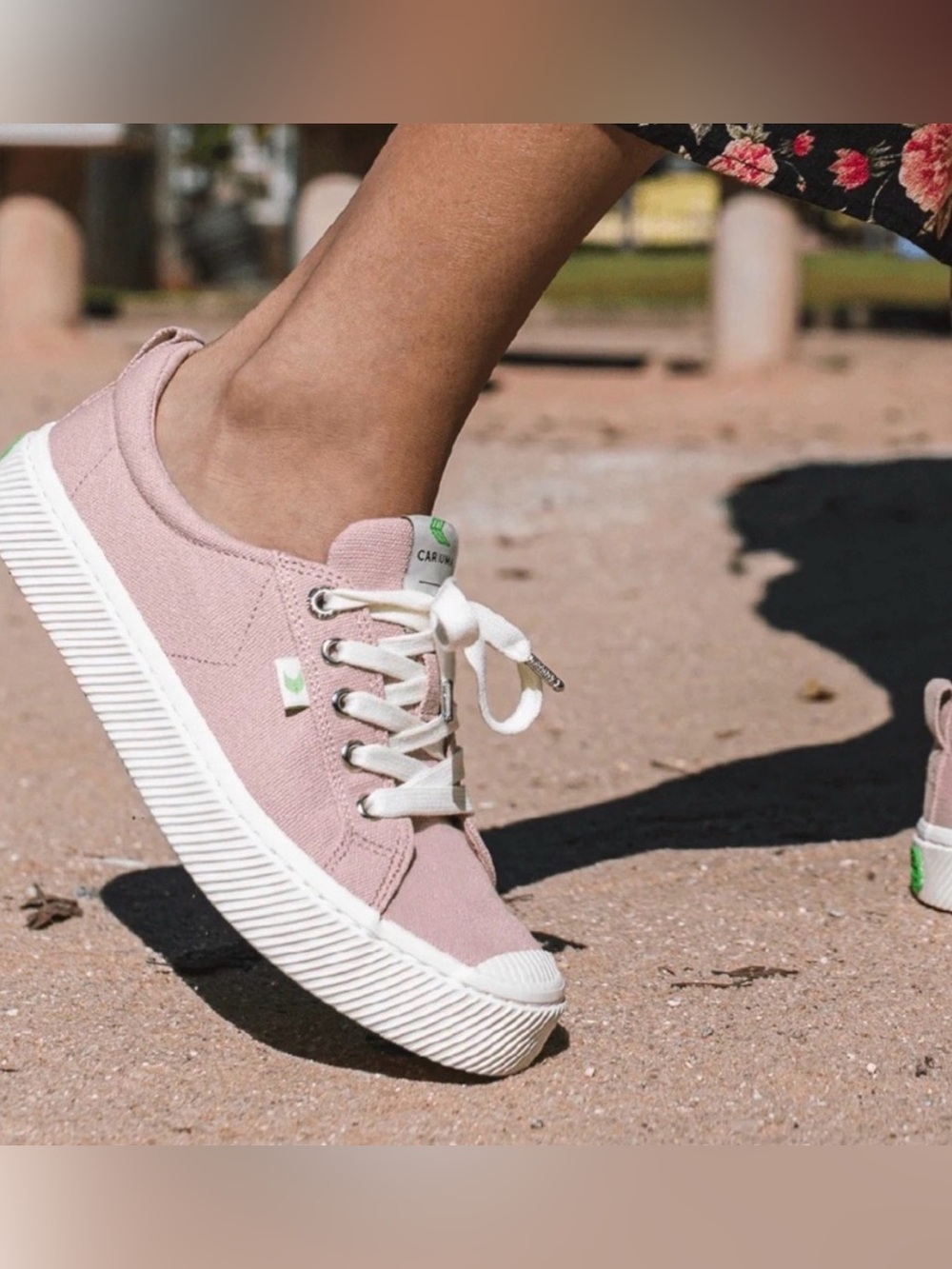 Cariuma Women’s Canvas Sneakers - Pink!